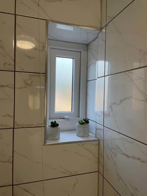 Modern 1 Bed Apartment In The City Centre Of 더비 외부 사진