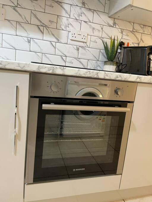 Modern 1 Bed Apartment In The City Centre Of 더비 외부 사진
