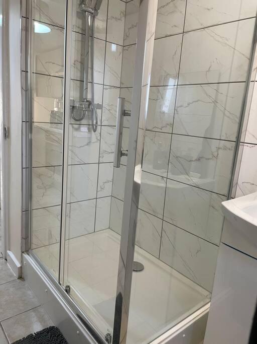 Modern 1 Bed Apartment In The City Centre Of 더비 외부 사진